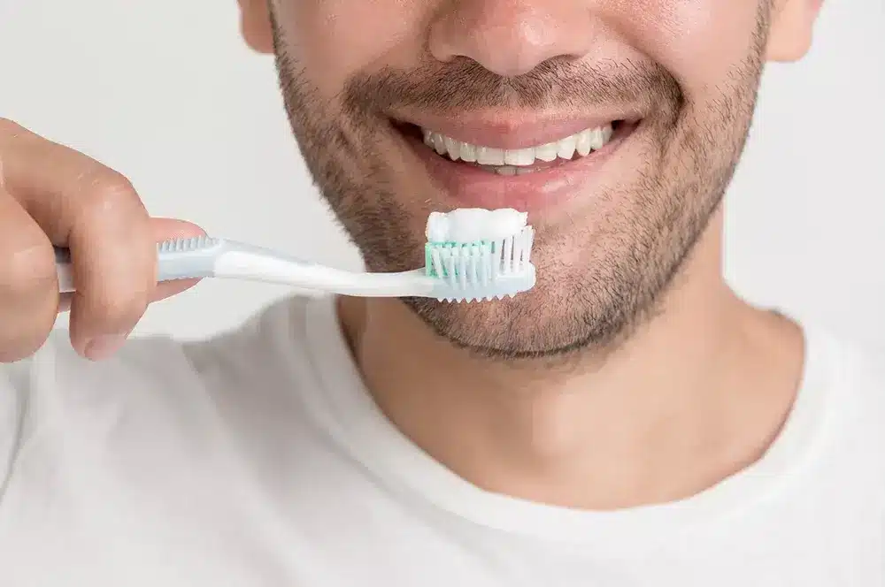 أفضل 10 نصائح للحفاظ على نظافة الفم المتميزة